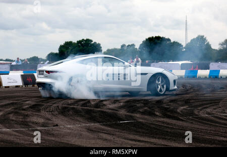 Driften Demonstration in einer Jaguar F-Type S im Adrenalin Zone der Silverstone Classic 2017 Stockfoto