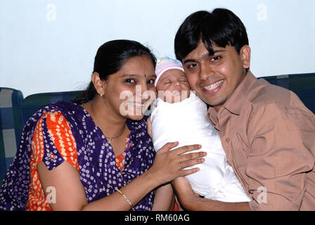 Paar mit Baby, Indien, Asien, HERR #736 J, HERR #736 K, HERR #736 L Stockfoto