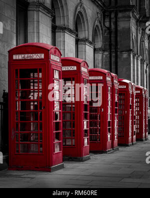 Rote Telefone Boxen in eine selektive Farbe Schwarzweiß gedreht. Preston, Lancashire Stockfoto