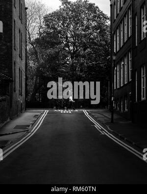 Ein Mann kreuzt die Straße in der Ferne in Preston City Center Stockfoto