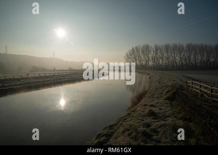 Einen kalten, nebligen Winter morgen auf dem Fluss Adur in der Nähe von Bramber, West Sussex, Großbritannien Stockfoto