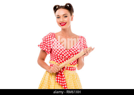 Lächelnd stilvolle Pin up Girl holding Rolling Pin und Kamera isoliert auf weißem Stockfoto