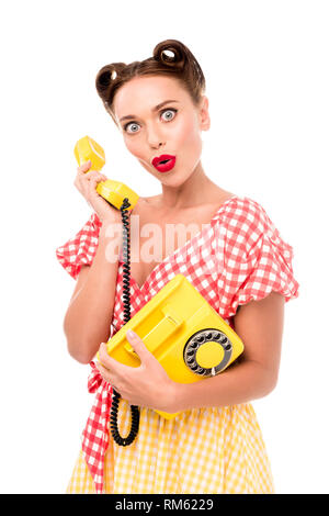 Pin-up-Girl reden auf Vintage gelb Telefon überrascht Stockfoto