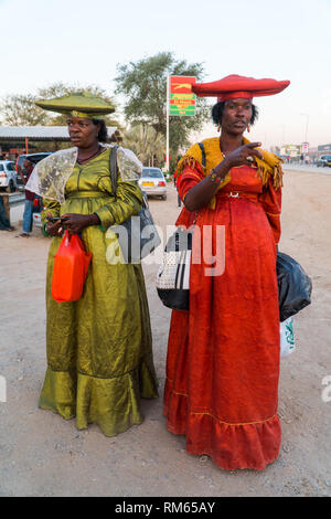 Herero Frauen in traditioneller Kleidung. Die Herero, (AKA Ovaherero), sind eine ethnische Gruppe, die Teile des südlichen Afrika. Die meisten befinden sich in Namibi Stockfoto