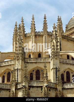 Spanien, Kastilien und Leon, Segovia. Kathedrale zu Ehren der Jungfrau Maria, der in der letzten gotischen Stil erbaut. 16. Jahrhundert. Es wurde von Juan Gil de Hontañon und Rodrigo Gil de Hontañon konzipiert. Architektonisches detail. Pinnacles und buttres. Stockfoto