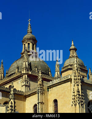 Spanien, Kastilien und Leon, Segovia. Kathedrale zu Ehren der Jungfrau Maria, der in der letzten gotischen Stil erbaut. 16. Jahrhundert. Es wurde von Juan Gil de Hontañon und Rodrigo Gil de Hontañon konzipiert. Architektonisches detail. Pinnacles und buttres. Kuppel und Laterne. Stockfoto