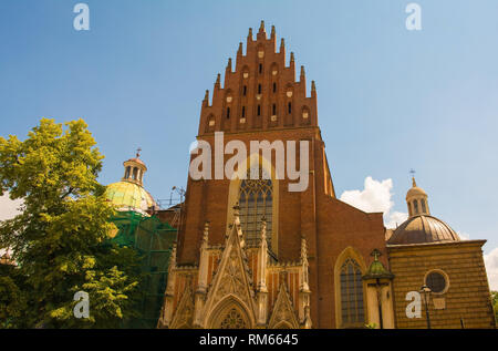 Die historische Basilika der Heiligen Dreifaltigkeit Kirche in Krakau, Polen. Diese gotische Kirche aus dem 13. Jahrhundert ist auch ein Kloster des Dominikanerordens Stockfoto