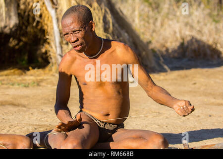 Buschmann, Kalahari Wüste, Namibia. Die Buschmänner sind Ureinwohner des südlichen Afrikas, die mehrere Bereiche von Südafrika, Zimbabwe, Lesotho, Mosambik Stockfoto