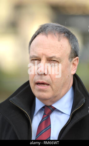 Nigel Dodds MP (DUP: Belfast North) stellvertretende Vorsitzende der DUP in Westminster, auf College Green, Westminster, London Feb 2019 interviewt Stockfoto