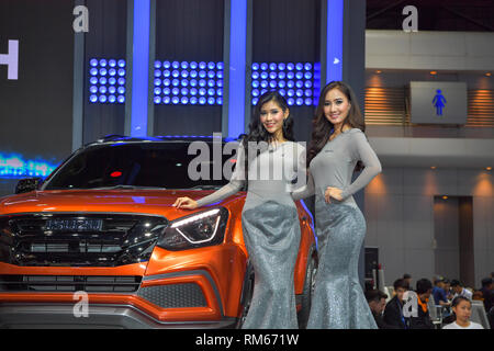 NONTHABURI - 28. NOVEMBER: Nicht identifizierte Modell mit Isuzu MU-X das Ikonische SUV auf der 35th Thailand International Motor Expo am 28. Stockfoto