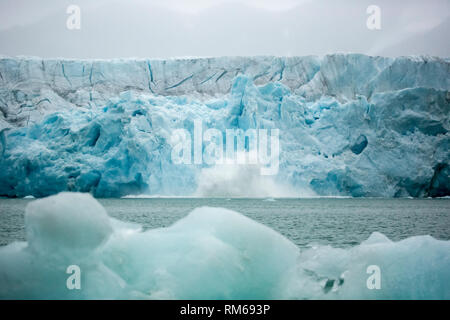 Schmelzenden Eisbergs. In Spitzbergen, Svalbard, Norwegen fotografiert. Stockfoto