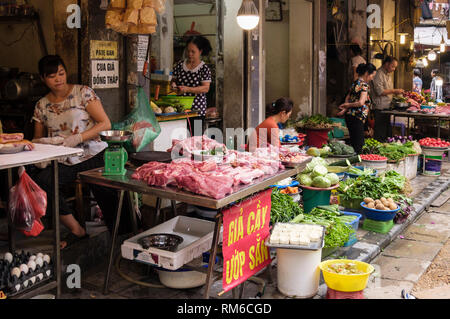 Straßenverkäufer Verkauf von unverpacktem Fleisch und Gemüse auf einer Garküche am Straßenrand in der Altstadt von Hanoi, Vietnam, Asien