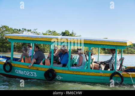 Touristen an Bord der Yacht segeln auf dem Thu Bon Fluss Tour. Hoi An, Quảng Nam Provinz, Vietnam, Asien Stockfoto