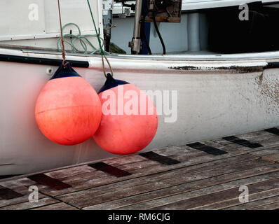 Zwei Bojen hängen an der Seite des Fischerboot Rumpf. Stockfoto