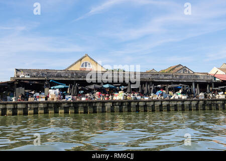 Der Markt neben Thu Bon Fluss im alten Viertel der historischen Altstadt von Hoi An, Provinz Quang Nam, Vietnam, Asien Stockfoto