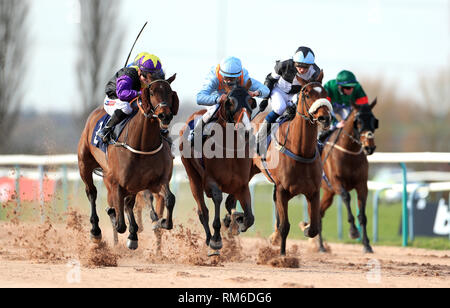 Rainbow Träumer geritten von Hollie Doyle (links) gewinnt den Betway Live Casino Handicap vor der zweiten Seite geritten von Thore Hammer Hansen (Mitte) im zweiten in Southwell Racecourse. Stockfoto