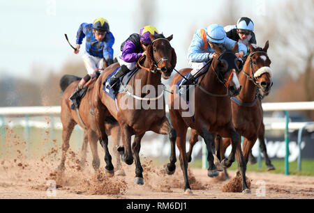 Rainbow Träumer geritten von Hollie Doyle (Zweite links) gewinnt den Betway Live Casino Handicap vor der zweiten Seite geritten von Thore Hammer Hansen (Zweiter von rechts) im zweiten in Southwell Racecourse. Stockfoto