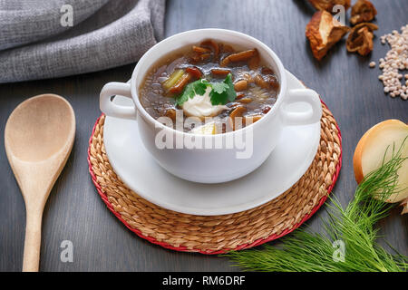 Leckere Pilzsuppe mit Petersilie close-up auf den Tisch. Horizontale Ansicht von oben Stockfoto