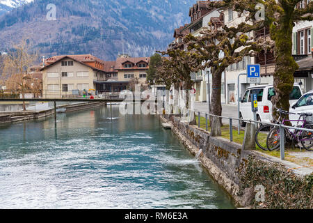 Landschaftlich schöne Bild von Interlaken Stadt in der Schweiz, Aare in den Bergen Stockfoto