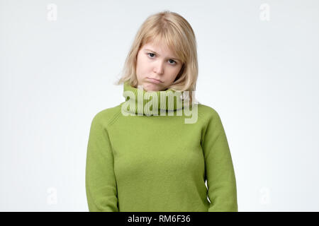 Junge schöne traurige Nordic Frau suchen besorgt und nachdenklich. Stockfoto