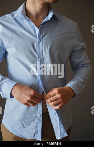 Mann sein Shirt Tasten einstellen. Stockfoto