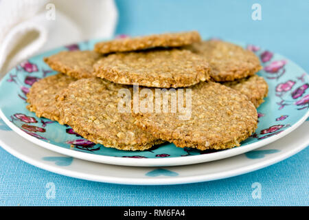 Frisch gebackene Hausgemachte digestive Biscuits auf Platte gegen einen blauen Hintergrund Stockfoto