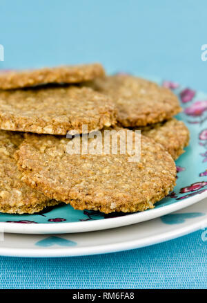 Frisch gebackene Hausgemachte digestive Biscuits auf Platte gegen einen blauen Hintergrund Stockfoto