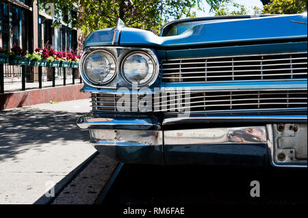 Classic Cadillac Nahaufnahme Detail Chrom/Scheinwerfer durch Seite gehen Gehsteig New York City USA geparkt Stockfoto