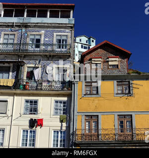 Porto alte Häuser von Waterfront, entlang dem Fluss Douro Stockfoto