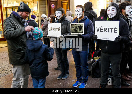 "Würfel der Wahrheit: Anonym auf der Straße mit Gewalt Aufnahmen von Tieren, Landwirtschaft, Lyon, Frankreich Stockfoto