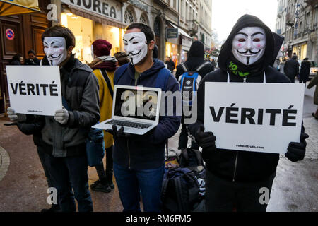 "Würfel der Wahrheit: Anonym auf der Straße mit Gewalt Aufnahmen von Tieren, Landwirtschaft, Lyon, Frankreich Stockfoto