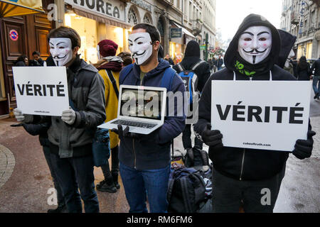 "Würfel der Wahrheit: Anonym auf der Straße mit Gewalt Aufnahmen von Tieren, Landwirtschaft, Lyon, Frankreich Stockfoto