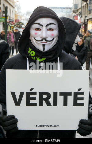 "Würfel der Wahrheit: Anonym auf der Straße mit Gewalt Aufnahmen von Tieren, Landwirtschaft, Lyon, Frankreich Stockfoto