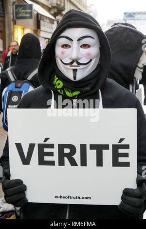 "Würfel der Wahrheit: Anonym auf der Straße mit Gewalt Aufnahmen von Tieren, Landwirtschaft, Lyon, Frankreich Stockfoto