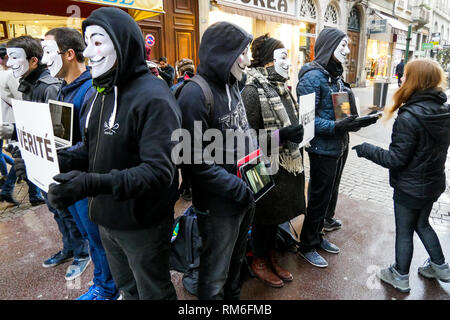 "Würfel der Wahrheit: Anonym auf der Straße mit Gewalt Aufnahmen von Tieren, Landwirtschaft, Lyon, Frankreich Stockfoto