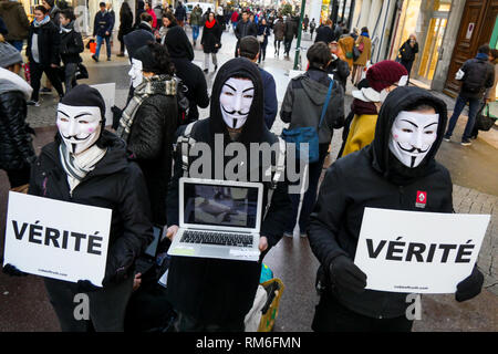 "Würfel der Wahrheit: Anonym auf der Straße mit Gewalt Aufnahmen von Tieren, Landwirtschaft, Lyon, Frankreich Stockfoto