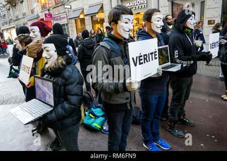 "Würfel der Wahrheit: Anonym auf der Straße mit Gewalt Aufnahmen von Tieren, Landwirtschaft, Lyon, Frankreich Stockfoto