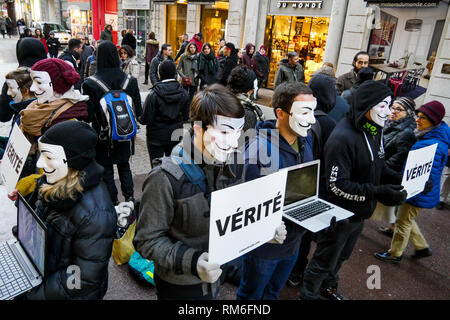 "Würfel der Wahrheit: Anonym auf der Straße mit Gewalt Aufnahmen von Tieren, Landwirtschaft, Lyon, Frankreich Stockfoto