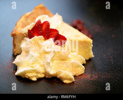 Quark Auflauf mit Schlagsahne weißer Schokolade und Erdbeeren Stockfoto