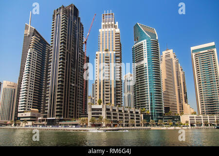 Dubai, Vereinigte Arabische Emirate - 8. September 2018: Wohngebäude in Dubai Marina, Dubai, Vereinigte Arabische Emirate. Stockfoto