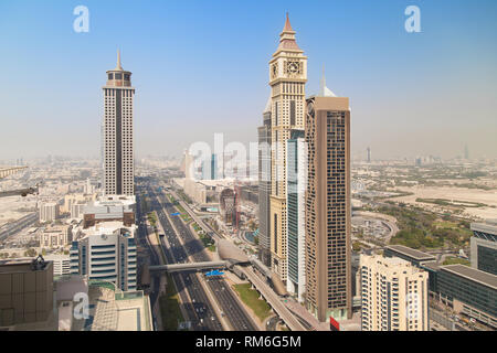 Sheikh Zayed Road in Dubai, Vereinigte Arabische Emirate. Stockfoto