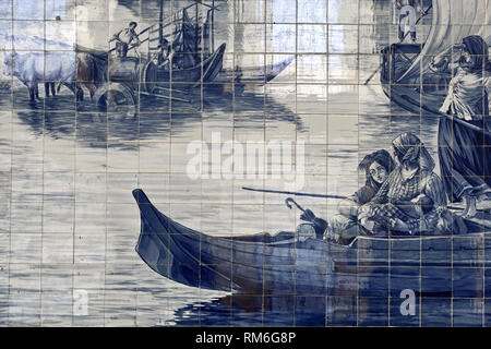 Azulejo Kacheln und Fliesen auf dem Bahnhof in Porto Portugal Stockfoto