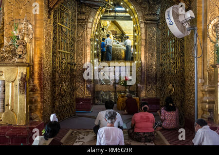 Mandalay, Myanmar - 23. September 2016: Menschen bei Mahamuni Paya beten Stockfoto