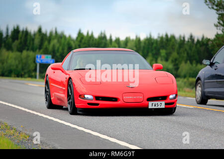 Ikaalinen, Finnland - 12. August 2018: Roter Chevrolet Corvette Sportwagen Kreuzfahrt entlang der Autobahn an einem Tag im Sommer. Stockfoto