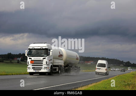 Luopajarvi, Finnland - 10 August 2017: Weiße Scania R 480 tanker Simeon liefert ADR 23-1965 Kohlenwasserstoffgas unter Verkehr unter dunklen regnerischen Tag Himmel. Stockfoto