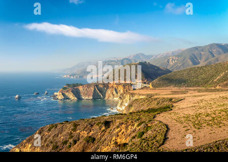 Wellen und bergigen Szene in Bixby Bridge, Kalifornien. Stockfoto