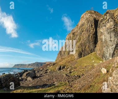 Atemberaubende Landschaft Blick auf die Klippen und Carsaig Basaltsäulen auf der Isle of Mull an einem schönen Winter, Schottland Stockfoto