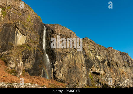 Regenbogen am unteren Rand Rubha Dubh Wasserfall an der Carsaig Klippen von Basaltsäulen, Isle of Mull, Schottland Stockfoto