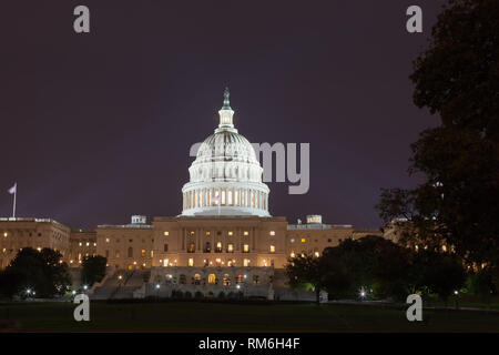 US Capitol Gebäude nachts im Sommer. Washington DC. USA. Weiße Haus Gebäude im Licht der Laternen. Stockfoto