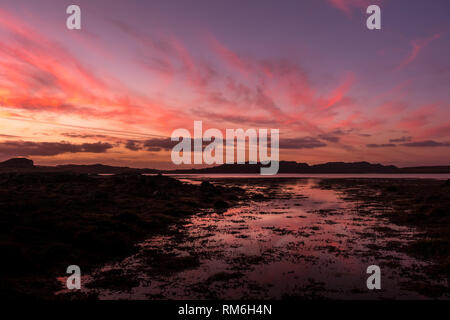 Herrliche Küstenstädte rosa Sonnenuntergang von ardtun in der Nähe auf der Suche nach Bunessan über das Meer, die Insel Sky Stockfoto